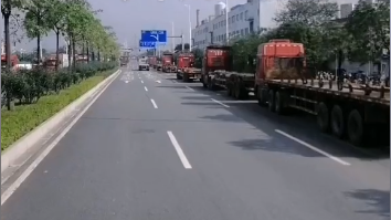 海运价钱连跌23周，，，，，，大宗空箱群集口岸！集装箱物流司机提前回老家过年